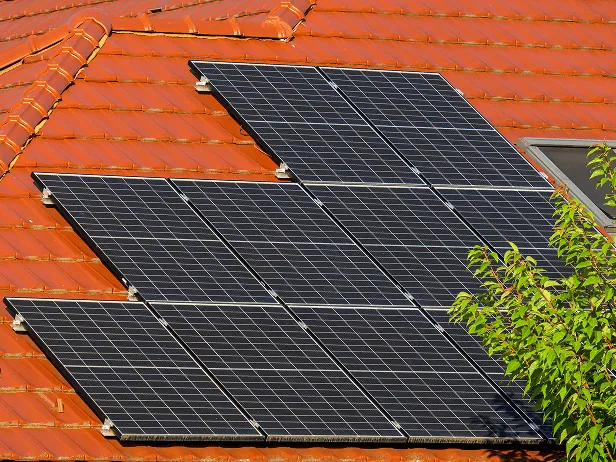 Sistema solar fotovoltaico instalado em telhado residencial